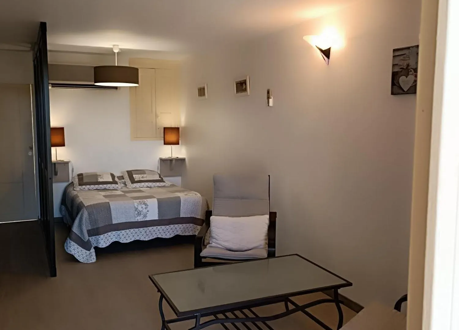 Mas Auroma Bed & Breakfast Murs